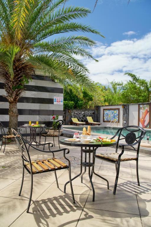 Pereybere Apartment With Breakfast And Private Balcony Pereybere Beach Exterior photo